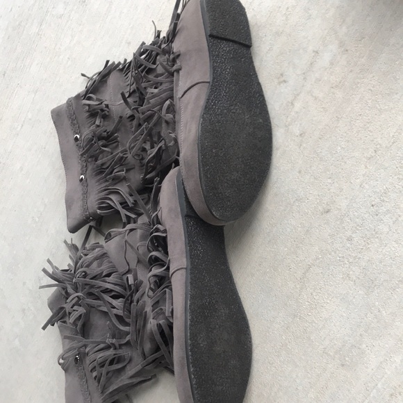 SOLD Boots Fringe Gray/Like New Size 8 - Picture 4 of 5